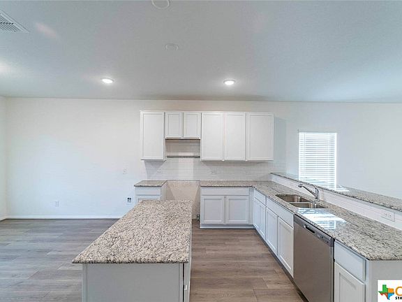 5th image of 221 Villars Dr