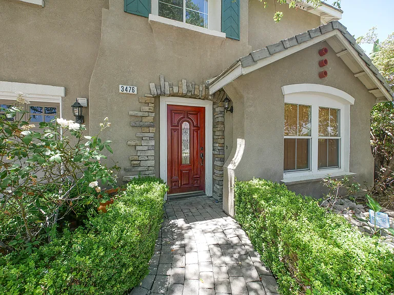 3476 Hawthorne Dr — Photo 3
