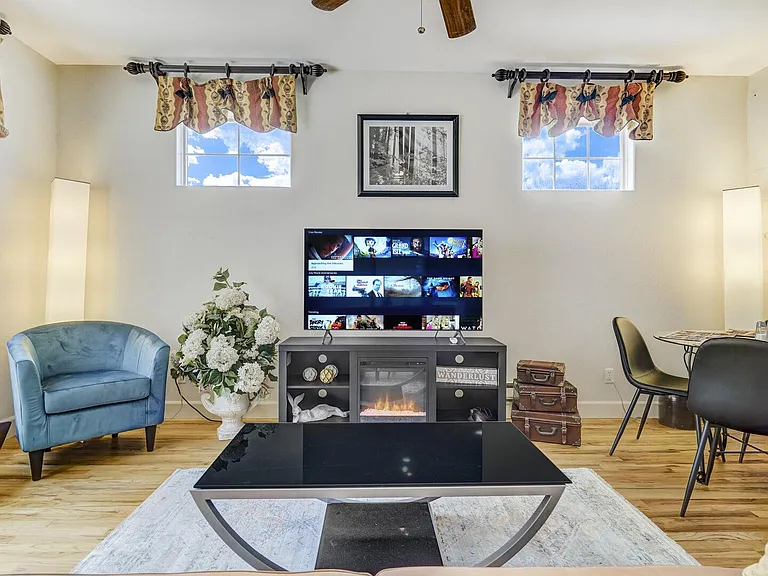 Living room

Smart TV and fire place!