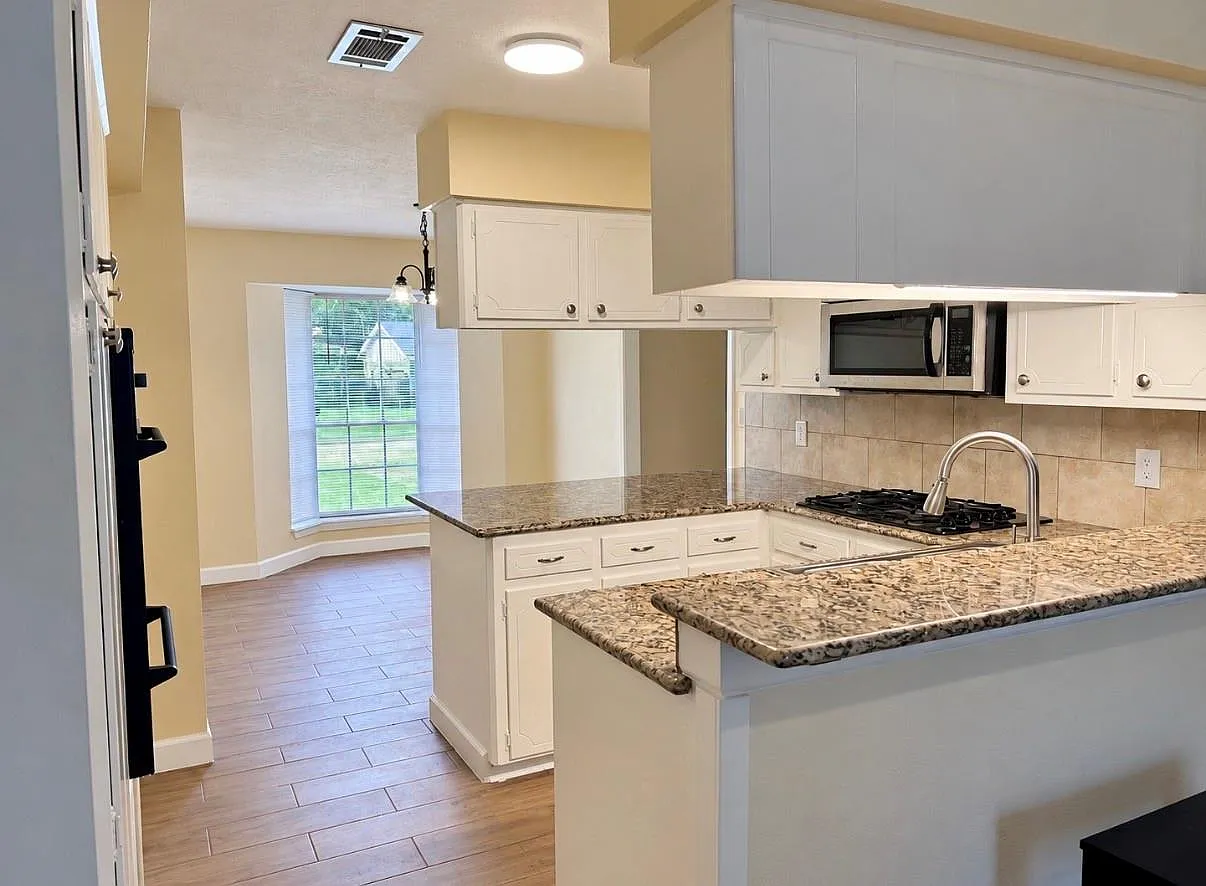 3 bed, 2.0 bath, 1306 sqft, $1,900 — Photo 2