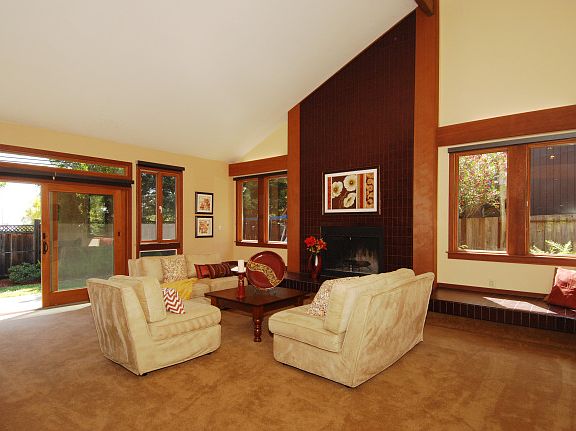 4th image of 1070 Lakeview Way