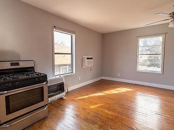 4th image of 1604 Harrison St