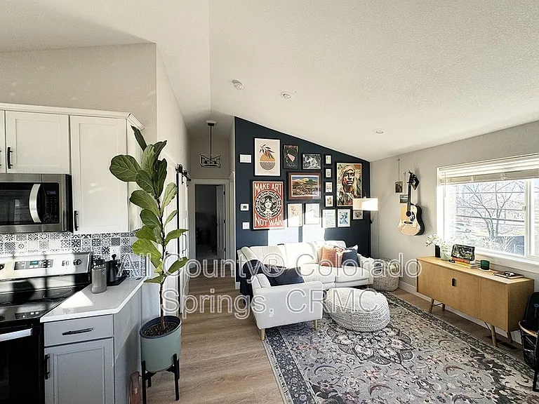 824 S Logan Ave — Photo 7