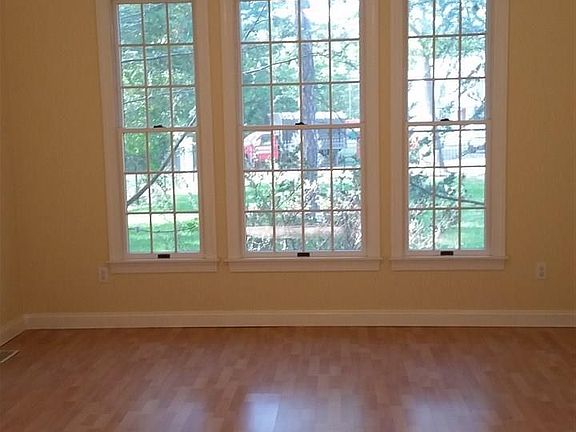 3rd image of 510 Heritage Ct
