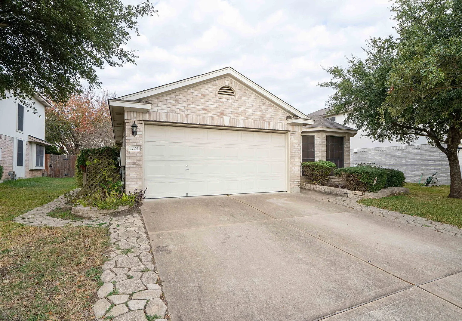 3 bed, 2.0 bath, 1299 sqft, $1,800 — Photo 4