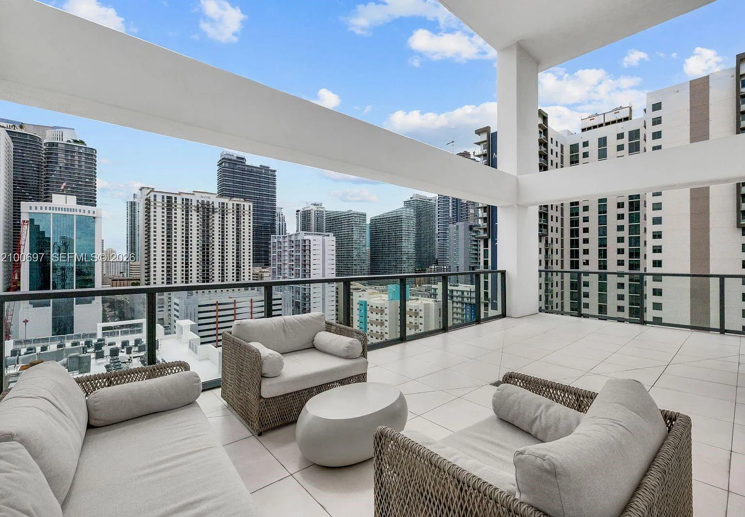 2 bed, 2.0 bath, 907 sqft, $4,700 — Photo 3
