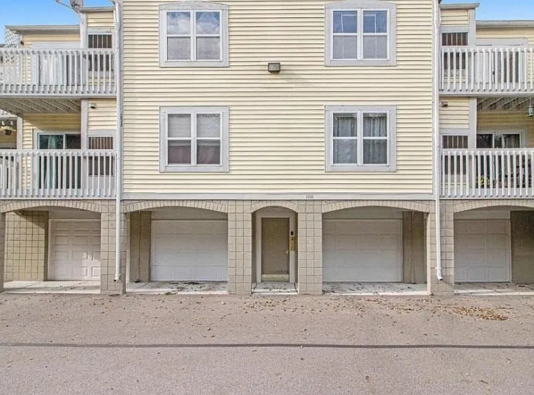 2233 S Huron Pkwy #2 — Photo 2