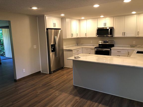 2nd image of 245 NW Alder Ct