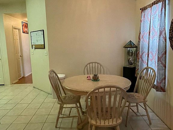 Breakfast/Dining Area