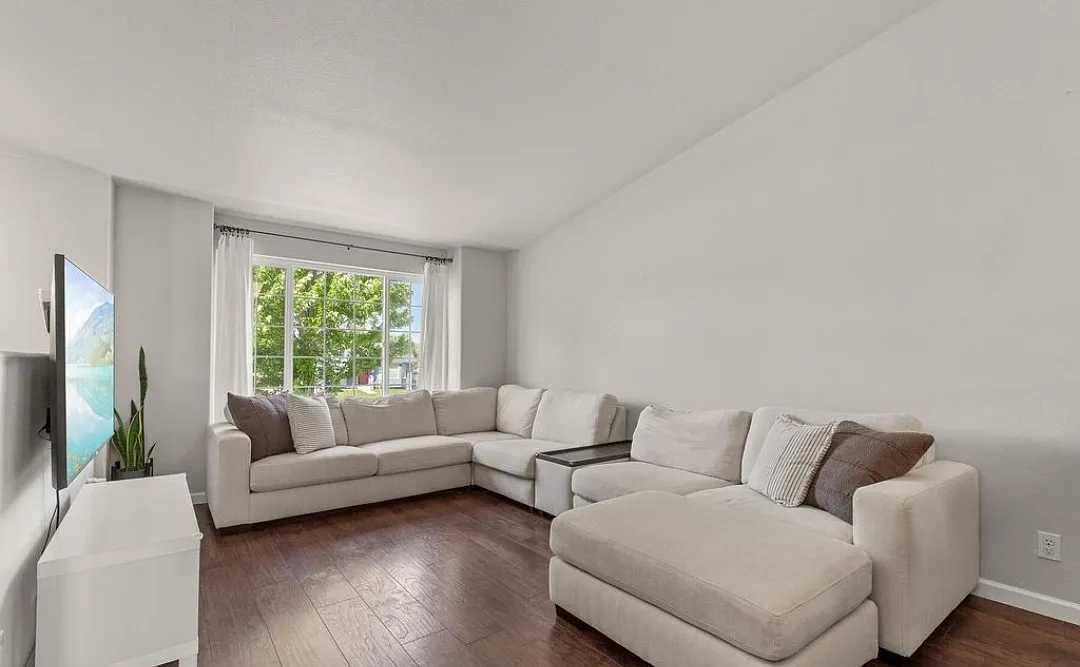 4 bed, 1926 sqft, $2,800 — Photo 2