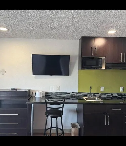 6730 N Blackstone Ave — Photo 5
