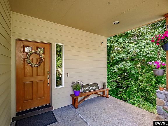 3rd image of 1660 Hillcrest Ct NW