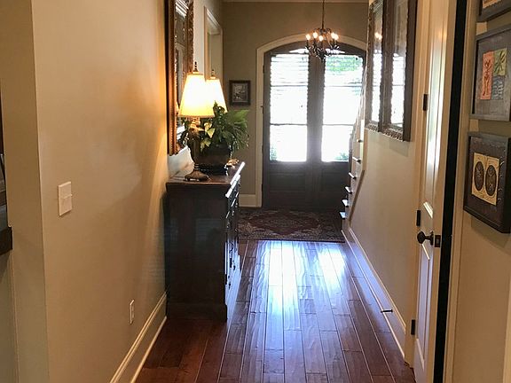 3rd image of 907 Olde Creek Ln