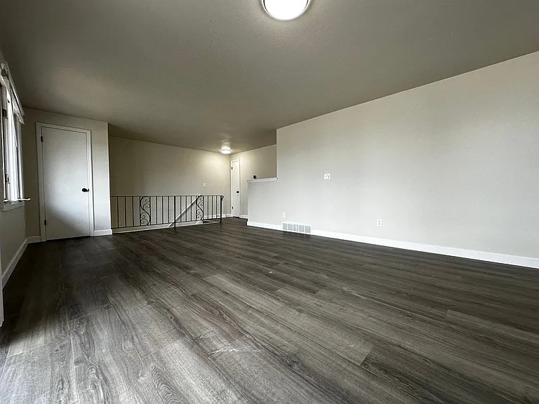2746 Nicolet Dr — Photo 4