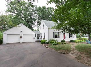 27 Oakwood Rd, Simsbury, CT 06070