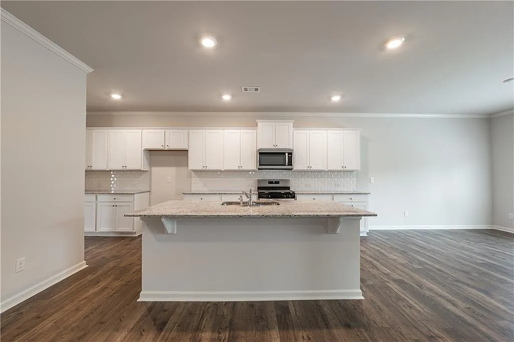 5 bed, 3.0 bath, 3209 sqft, $3,300 — Photo 4