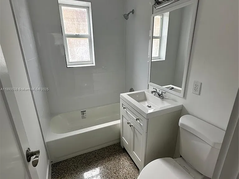 211 SW 18th Ave #2 — Photo 11