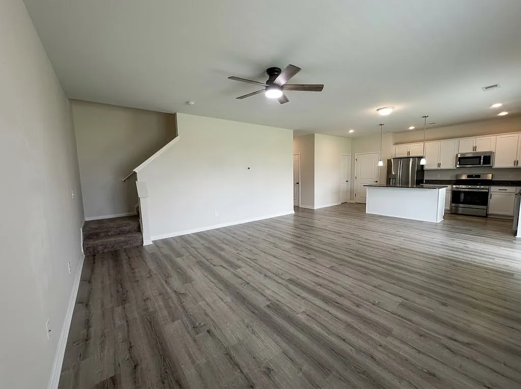 3 bed, 2.5 bath, 2240 sqft, $2,400 — Photo 3