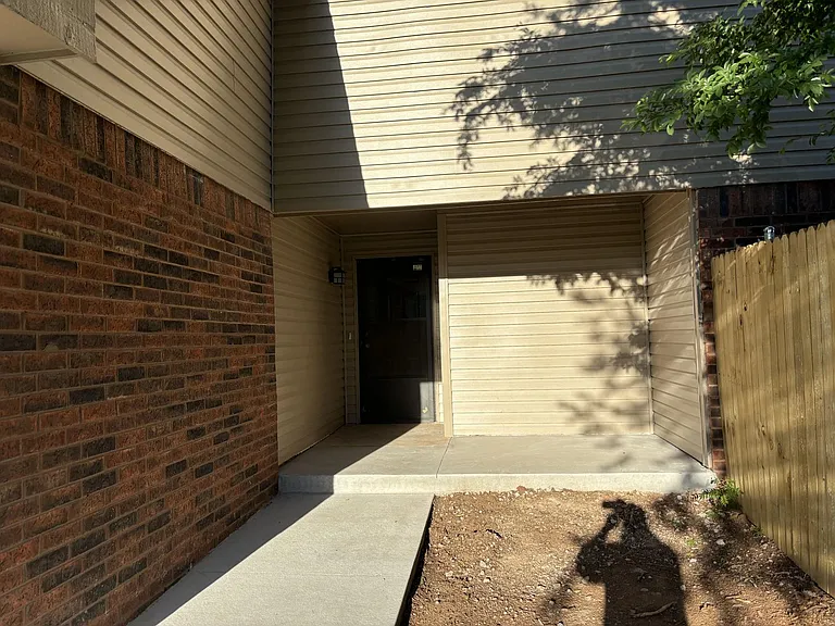 9006 N Rockwell Dr — Photo 4