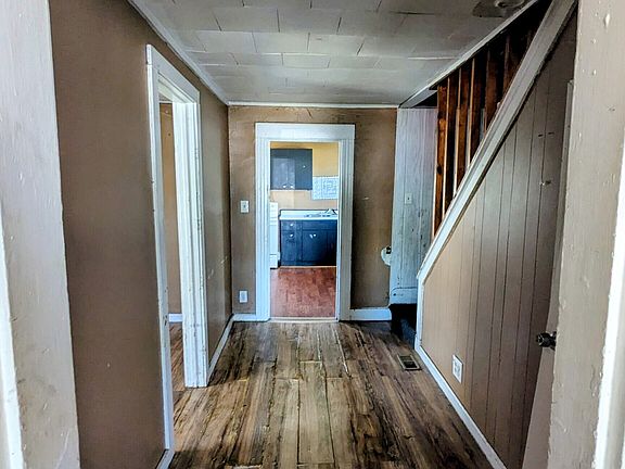 3rd image of 433 W 2nd St