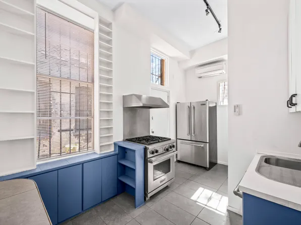 151 Grand Street 2 image 4 of 5