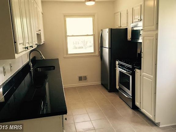 3rd image of 1110 Court Revere