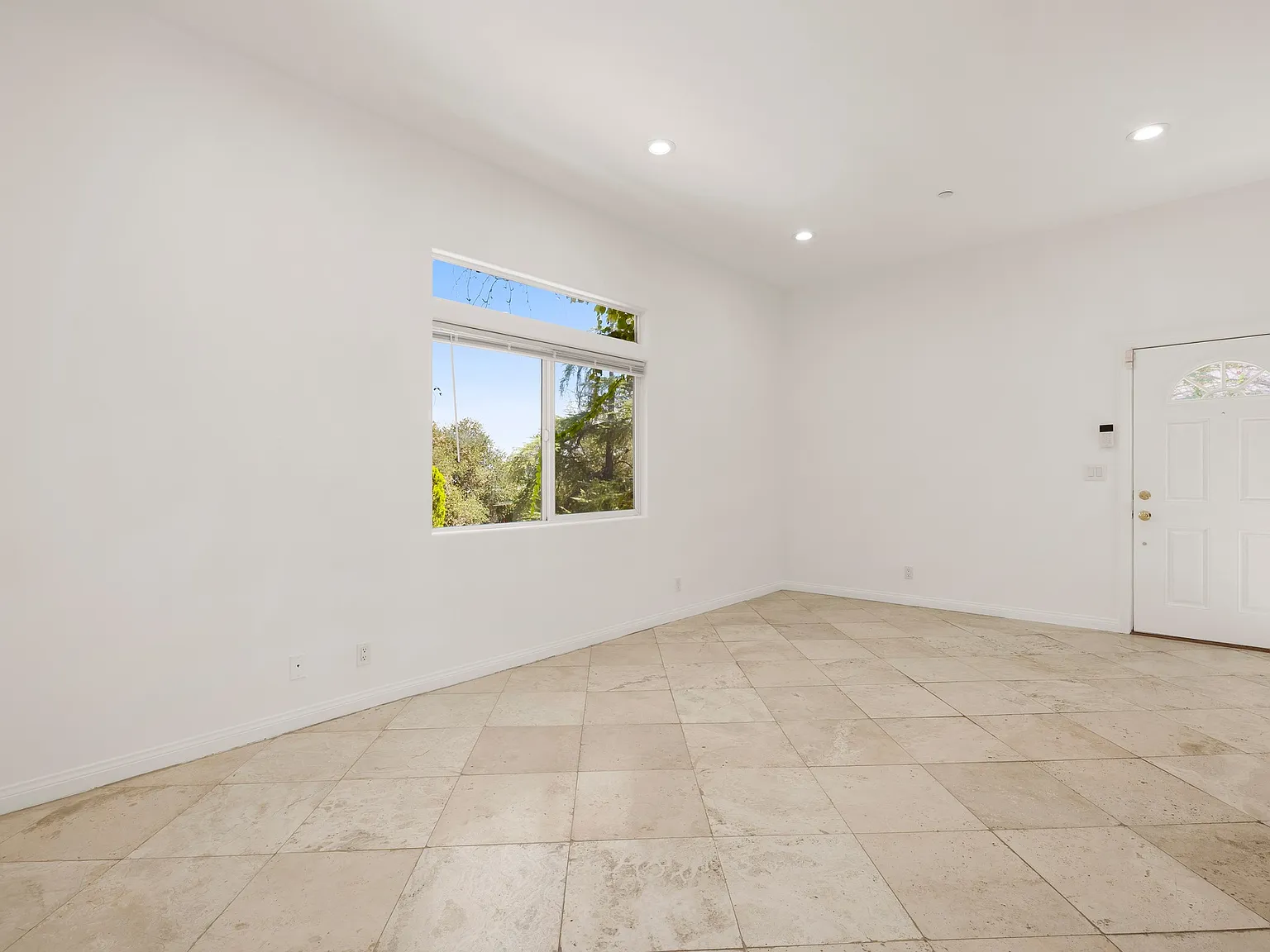 3 bed, 1125 sqft, $3,950 — Photo 2