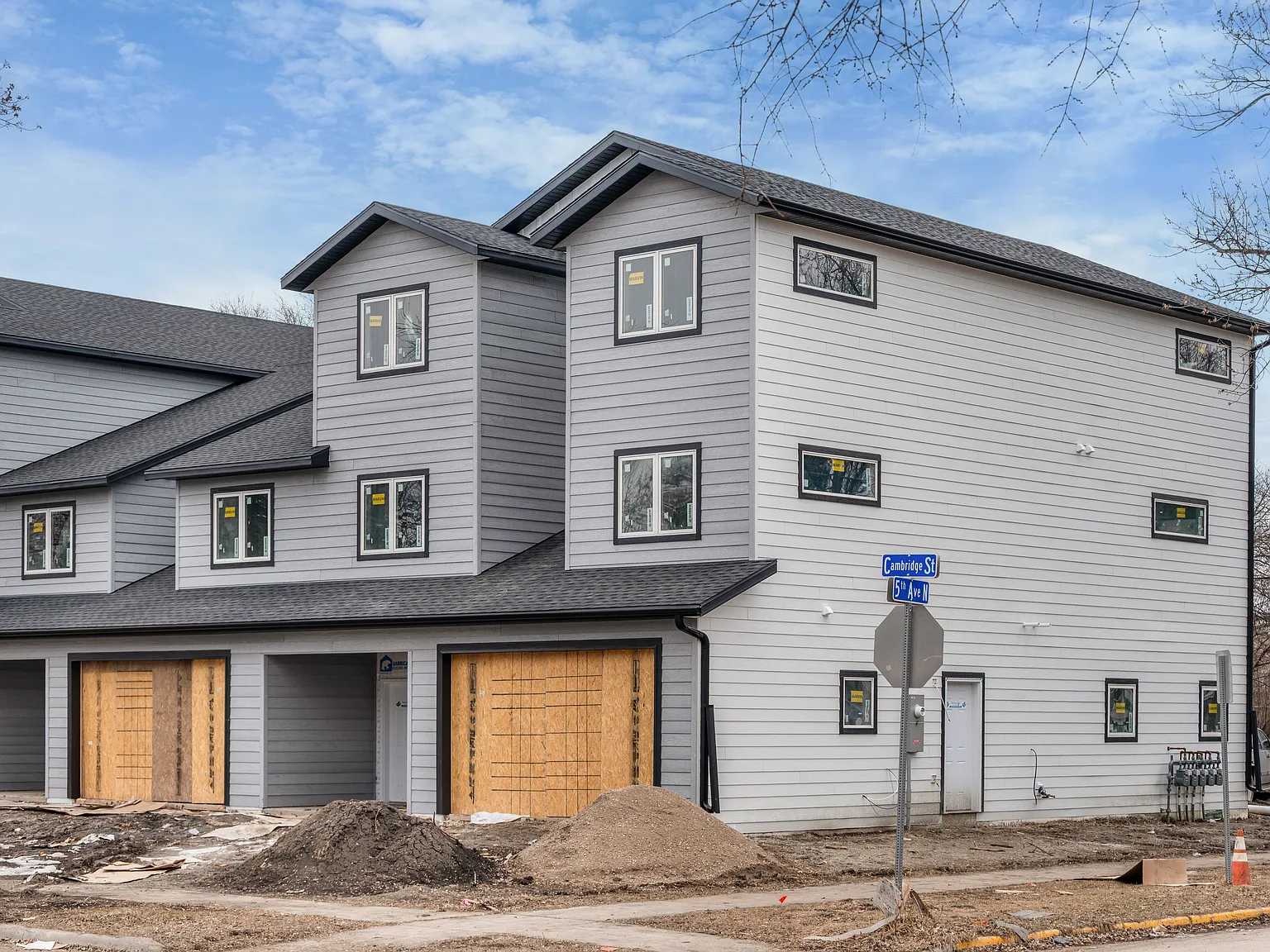4 bed, 3.5 bath, 3963 sqft, $2,800 — Photo 1