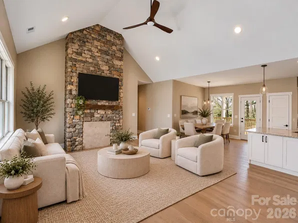 14 Olde Oak Ct, Hendersonville, NC 28792