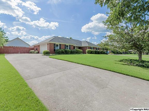 2nd image of 106 Crown Oak Ln