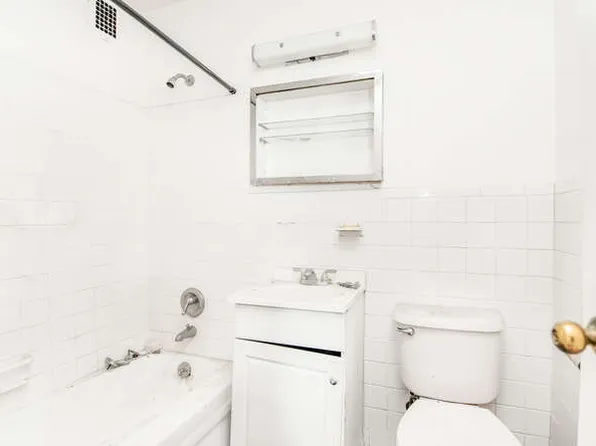 555 Kappock Street image 6 of 14