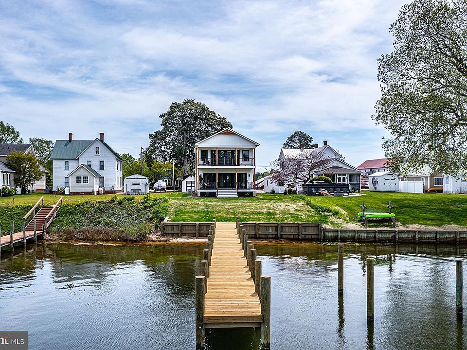 1st image of 696 Main St