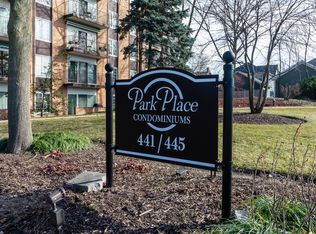 441 N Park Blvd APT 2A, Glen Ellyn, IL