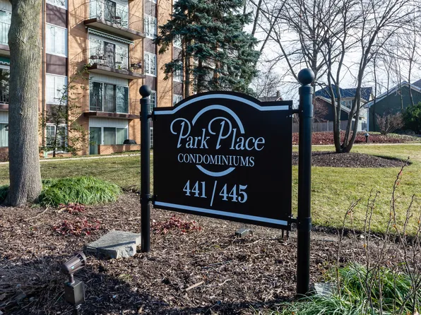 441 N Park Blvd APT 2A, Glen Ellyn, IL 60137