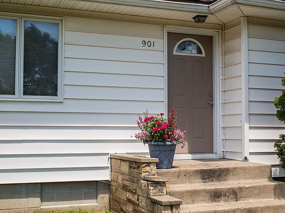 3rd image of 901 1st Ave NE
