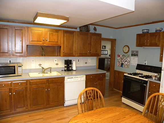 4th image of 224 Lake St