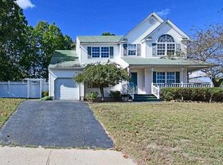 96 6th Ave, Holtsville, NY 11742