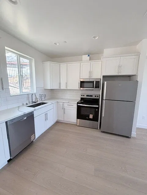 3 bed, 1100 sqft, $2,700 — Photo 4