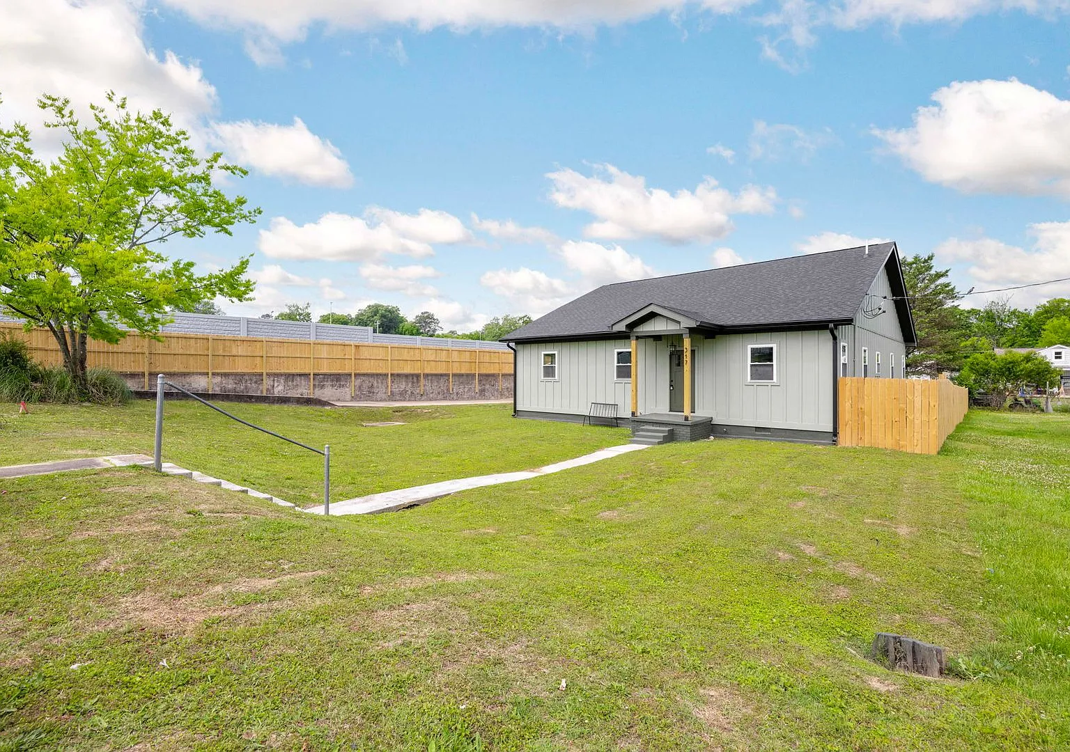 Newly renovated 3 bedroom 2 bathroom — Photo 2