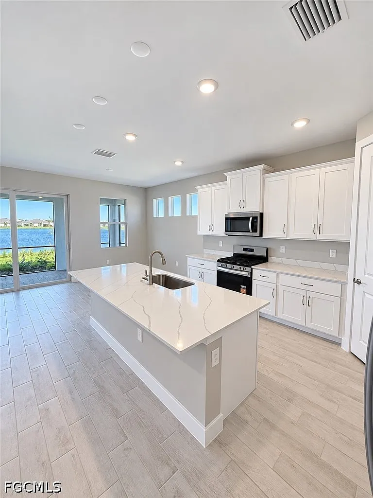 3 bed, 2.5 bath, 2221 sqft, $3,400 — Photo 4