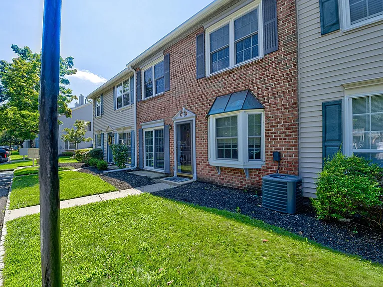 96 Versailles Ct — Photo 3