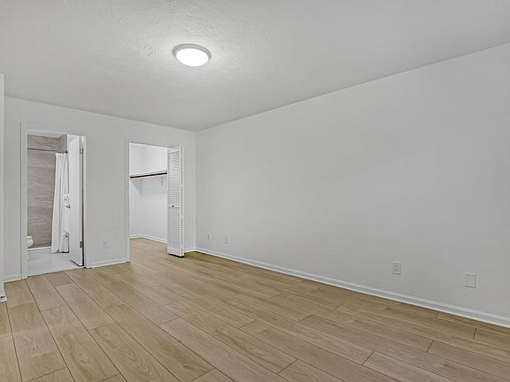 4th image of 802 S Broadway