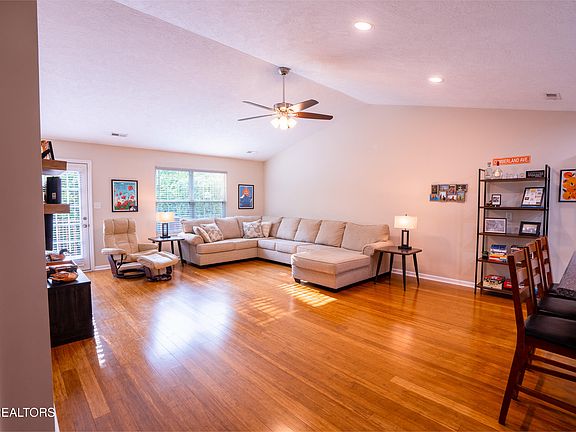 3rd image of 5255 Avery Woods Ln