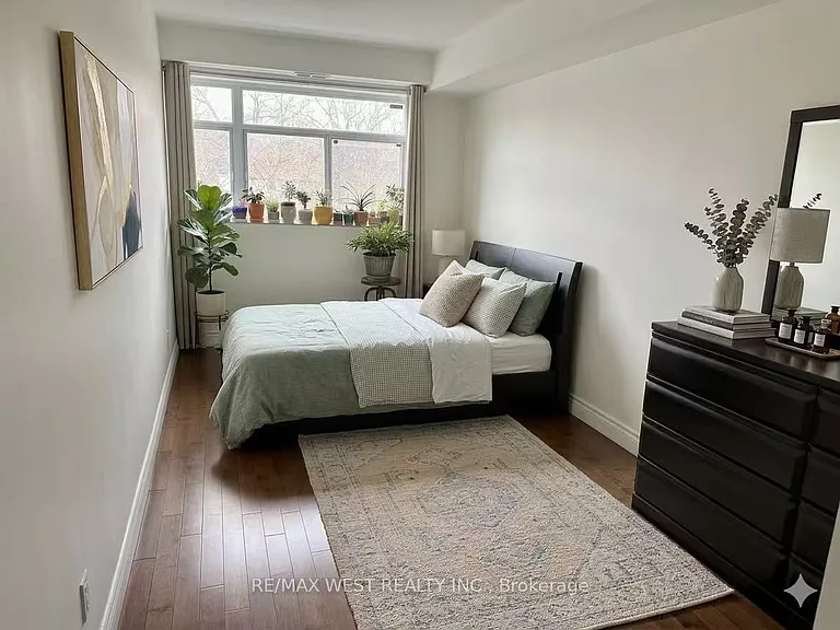 555 Saint Clair Ave W — Photo 9