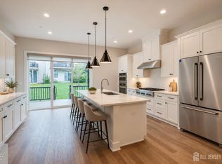 16 Valiant Ct, Middletown, NJ 07748
