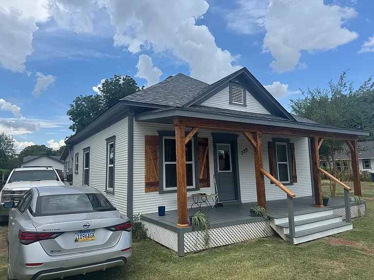 720 S Miles Ave — Photo 2