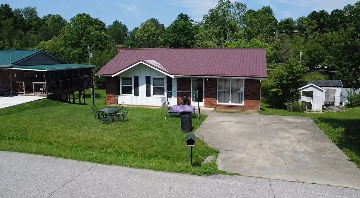 3 bed, 1.0 bath, $1,300 — Photo 4