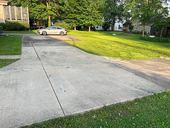 5th image of 401 W 9th St