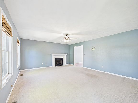3rd image of 215 Sequoia Cir NW