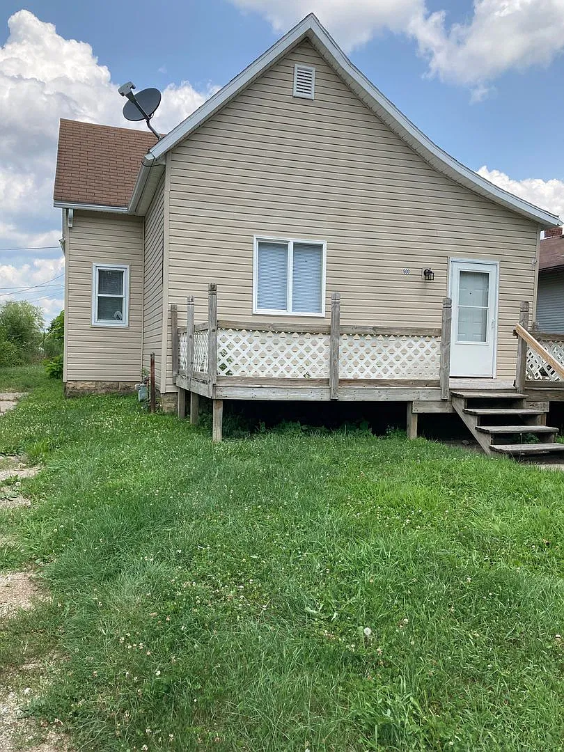 3 bedroom house with detached garage — Photo 1
